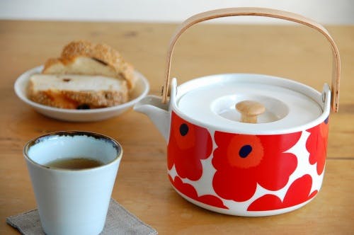 取扱い終了】marimekko/マリメッコ/Unikko Teapot/ティーポット700ml（ホワイト×レッド） - 北欧、暮らしの道具店