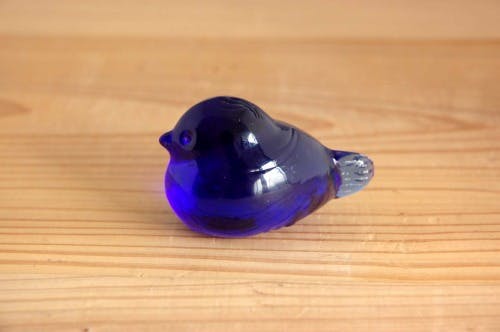 スウェーデンで見つけたガラスの小鳥オブジェ（濃いブルー）の商品写真