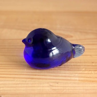 スウェーデンで見つけたガラスの小鳥オブジェ（濃いブルー）の商品写真