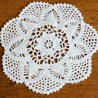 スウェーデンで見つけた手編みドイリー（お花型、ホワイト）の商品写真