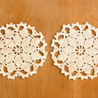スウェーデンで見つけた手編みコースター２枚セット（お花型・ホワイト）の商品写真