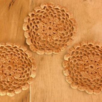 スウェーデンで見つけた手編みドイリー３枚セット（お花型・ブラウン）の商品写真