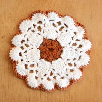 スウェーデンで見つけた手編みドイリー（お花型・ホワイト×ブラウン）の商品写真