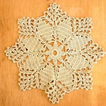 スウェーデンで見つけた手編みドイリー（結晶型・ベージュ）の商品写真