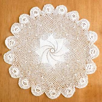スウェーデンで見つけた手編みドイリー（お花型・ホワイト）の商品写真