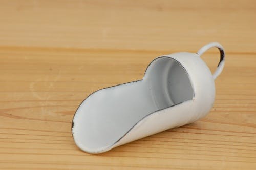 スウェーデンで見つけたホーロー製の古いコーヒー豆用スコップの商品写真