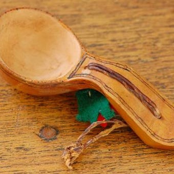 スウェーデンで見つけた古い小さな木製スプーンの商品写真