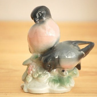 スウェーデンで見つけた陶器の小鳥オブジェ（2羽と止まり木）の商品写真