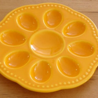 デンマークで見つけた黄色い陶器のエッグトレーの商品写真