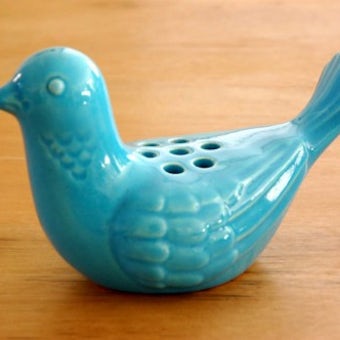 スウェーデンで見つけた陶器の小鳥オブジェ（水色）の商品写真