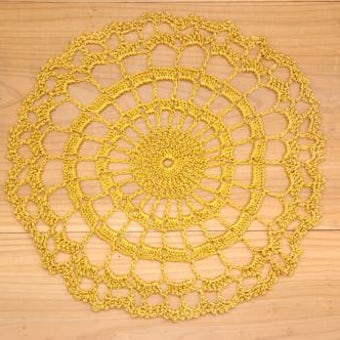 スウェーデンで見つけた手編みドイリー（ゴールド）の商品写真