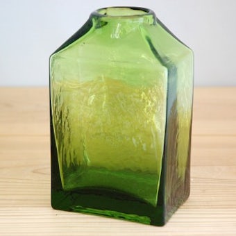 フィンランドで見つけたガラスの花瓶（グリーン）の商品写真