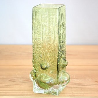 フィンランドで見つけたガラスの花瓶（グリーン、四角柱型）の商品写真