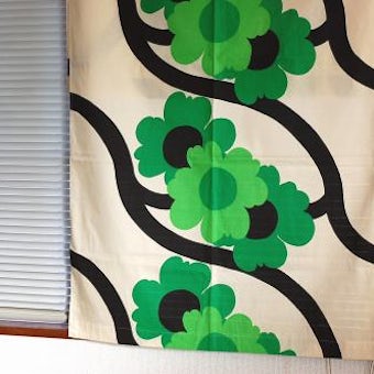 スウェーデンで見つけたヴィンテージカーテン2枚セット（グリーン＆ブラック花柄）の商品写真