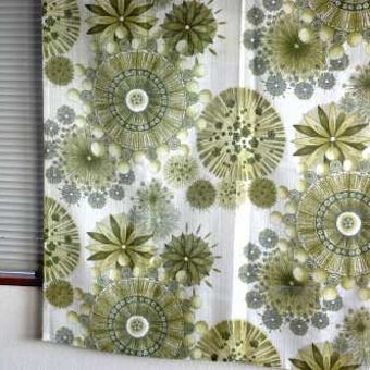 スウェーデンで見つけたヴィンテージカーテン2枚セット(オリーブ色の花柄)の商品写真