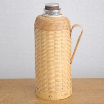 デンマークで見つけた籐カバー付きの珍しい魔法瓶の商品写真
