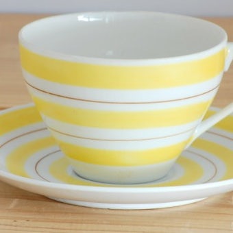 スウェーデンで見つけたカップ＆ソーサー（イエロー縞模様）の商品写真