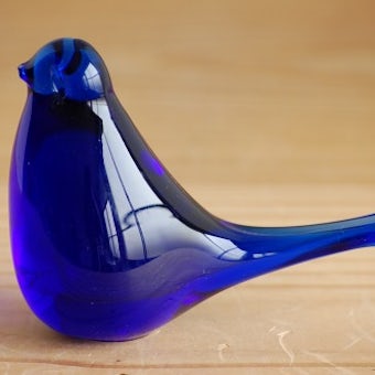 スウェーデンで見つけたガラスの小鳥オブジェ（尾長・ブルー）の商品写真