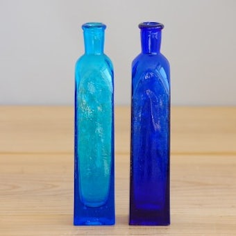 スウェーデンで見つけた古いガラスボトル２本セット（ブルー）の商品写真