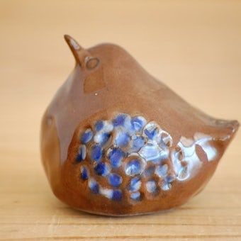 スウェーデンで見つけた陶器の小鳥オブジェ（ブラウン）の商品写真