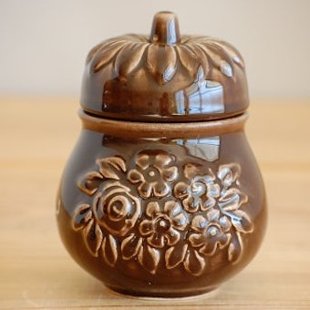 Rosa Ljungデザイン/陶器の洋ナシ型キャニスター（ブラウン）の商品写真