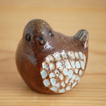 スウェーデンで見つけた陶器の小鳥のオブジェ（ブラウン）の商品写真