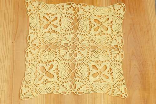 スウェーデンで見つけた手編みセンターマット（クリームイエロー）の商品写真