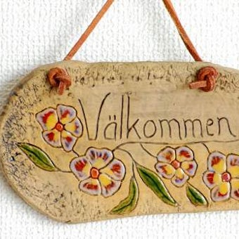 スウェーデンで見つけた陶器のウェルカムボード（革紐付き）の商品写真