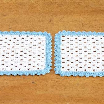 スウェーデンで見つけた手編みドイリー2枚セット（水色の縁取り）の商品写真