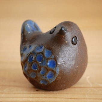 スウェーデンで見つけた陶器の小鳥オブジェ（小、お腹ブルー）の商品写真