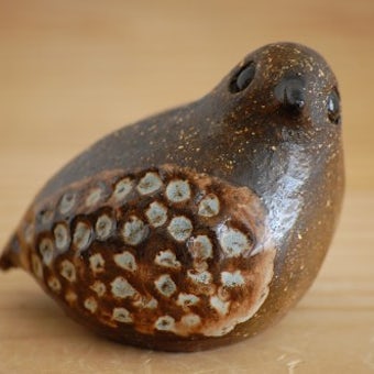 スウェーデンで見つけた陶器の小鳥オブジェ（尾っぽの短い小鳥）の商品写真