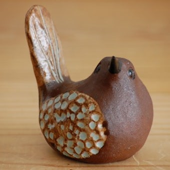 スウェーデンで見つけた陶器の小鳥オブジェ（尾っぽが長い小鳥）の商品写真