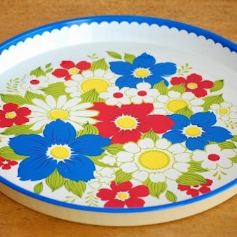スウェーデンで見つけたブリキのトレー（レッド＆ブルーお花）の商品写真