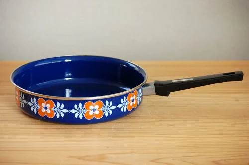 スウェーデンで見つけたホーロー製の可愛いフライパン 北欧 暮らしの道具店