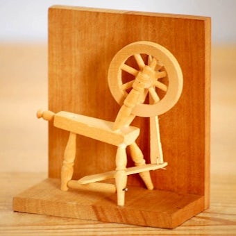 スウェーデンで見つけた糸紡ぎ車のミニチュアオブジェの商品写真