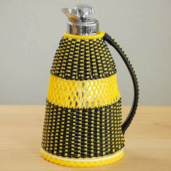 ビニールストロー素材を編んだカバー付きヴィンテージ魔法瓶（ブラック＆イエロー）の商品写真