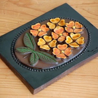 スウェーデン/JIE釜/陶板の壁掛け（大）（オレンジ色のお花）の商品写真