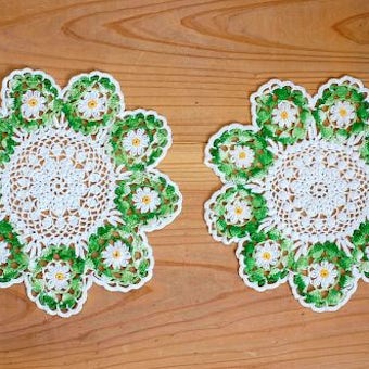 スウェーデンで見つけた手編みドイリー２枚セット（グリーン＆ホワイト・お花型）の商品写真