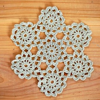 スウェーデンで見つけた手編みドイリー（グリーン・お花型）の商品写真