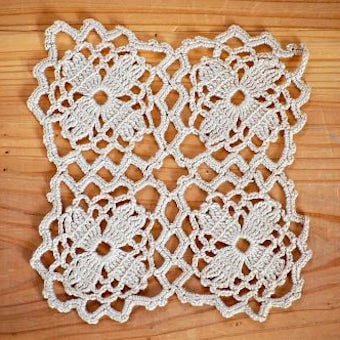 スウェーデンで見つけた手編みドイリー（ベージュ・スクエア）の商品写真