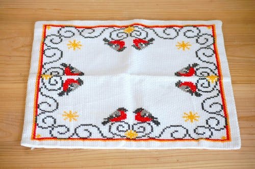 スウェーデンで見つけたテーブルセンター（小鳥）の商品写真