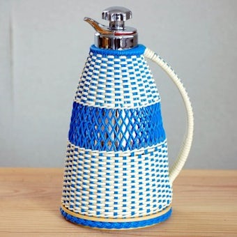 スウェーデンで見つけたビニールストロー素材を編んだカバー付き魔法瓶（ブルー＆ホワイト）の商品写真