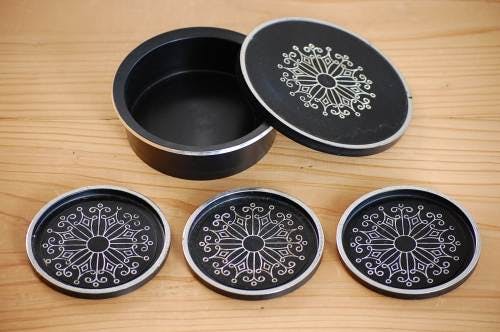 デンマークで見つけたプラスティック製コースター３枚セット（ケース入り）の商品写真