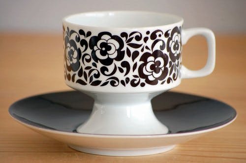 スウェーデンで見つけたコーヒーカップ＆ソーサー（ブラウン・花柄）の商品写真