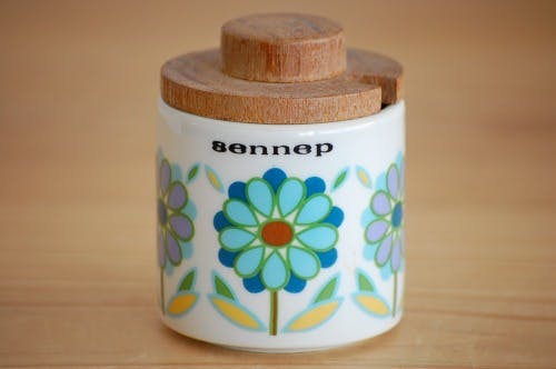 デンマークで見つけた木蓋付き陶器のマスタードポット（お花模様