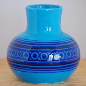 スウェーデンで見つけたブルーの大きな花瓶（壷）の商品写真