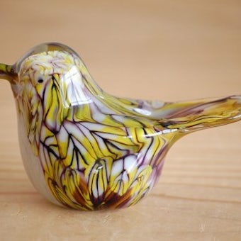 スウェーデンで見つけたガラスの小鳥オブジェ（マーブル模様・１）の商品写真