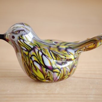 スウェーデンで見つけたガラスの小鳥オブジェ（マーブル模様・２）の商品写真
