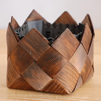 スウェーデンで見つけた木の皮で編まれた植木鉢カバー（プラスティックケース付き）の商品写真