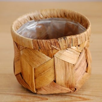 スウェーデンで見つけた木の皮で編まれた植木鉢カバーの商品写真